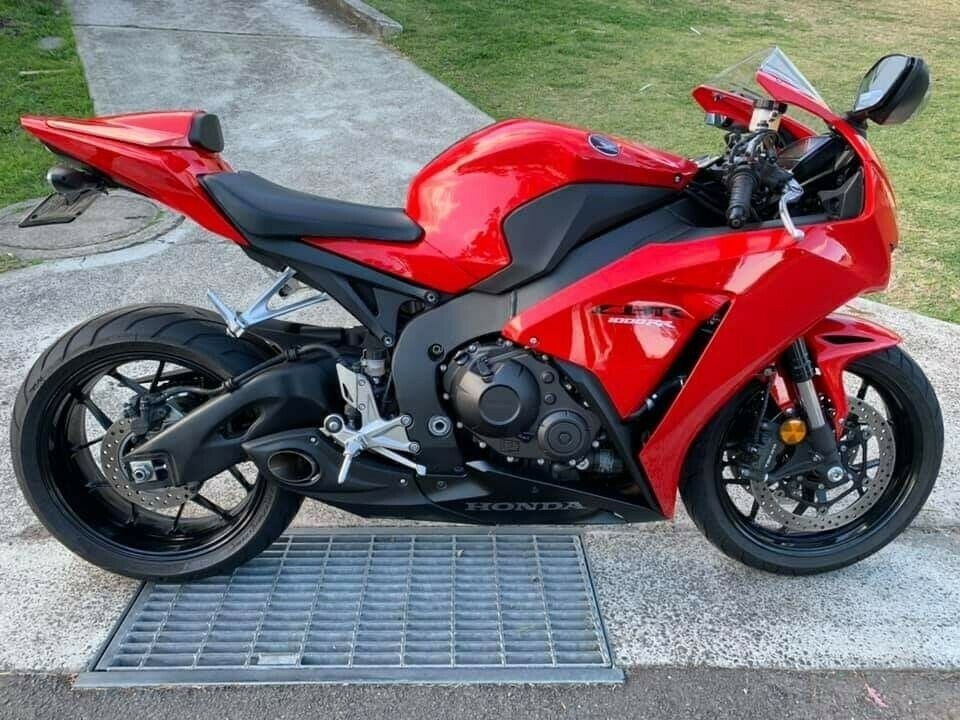 CS Racing アンダーマウントスリップオンマフラー CBR1000RR (14-16) (ヨーロッパモデル)